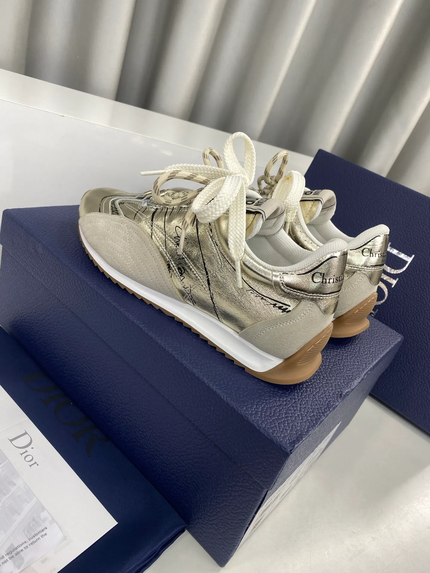 👟👟Ex-factory price 560👟👟 Men's size +10 Dior Dior D-Sketch series graffiti moral shoes casual sports shoes ☑️ D-Sketch sports shoes made a wonderful appearance at the Dior 2025 spring and summer ready-to-wear series show, highlighting the classic retro aesthetics. Crafted from white nylon and calf leather, it's finished with a printed logo inspired by the shoe's production stages, with beige suede calf leather panels and double laces. A handwritten Christian Dior Paris signature adorns the sides, while a Christian Dior Paris signature panel and plaque adorn the heel and tongue. Paired with two-color thin rubber soles, they are more refined and can add high-end temperament to various casual looks. Exquisite packaging at the delivery counter🛍📦 ▪️Fabric: Original customized cowhide/graffiti ▪️Inner foot pads: Breathable mesh ▪️Sole: Original molded non-slip rubber outsole ▪️Sole thickness: 2CM ▪️Size: 35-45 (45 for women and 45 for men, customization is not returnable)
